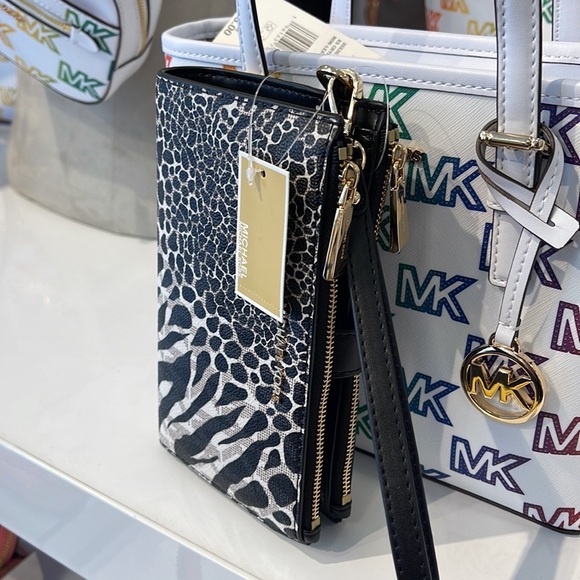 MICHAEL KORS LARGE DOUBLE ZIP WRISTLET WALLET PHONE CASE CLUTCH
Black Multi - Picture 9 of 16